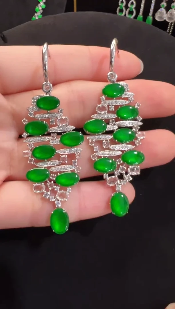 18K金镶嵌翡翠耳饰高冰辣阳绿蛋面耳坠