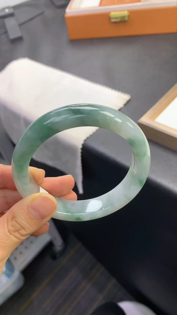 未镶嵌手镯翡翠退货需手镯吊牌标签完好