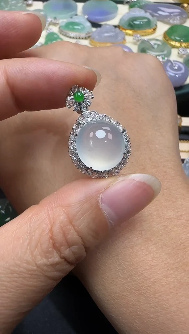 颈饰18K金镶嵌翡翠蛋面吊坠