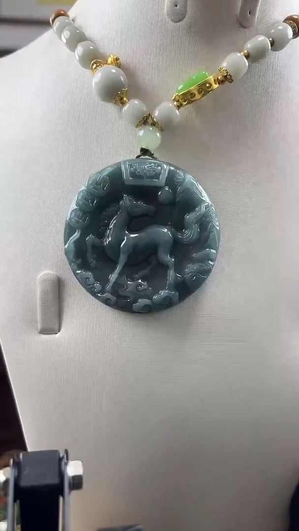 颈饰未镶嵌翡翠马