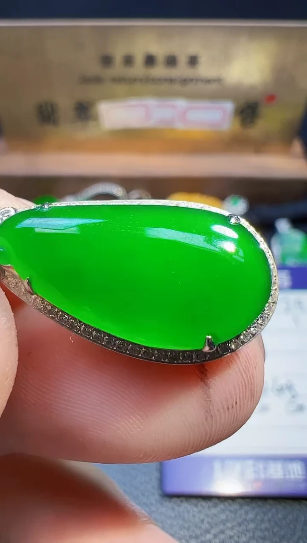 翡翠18K金镶嵌颈饰风**生翡翠