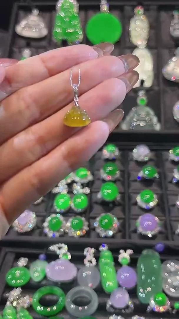 颈饰18K金镶嵌翡翠吊坠