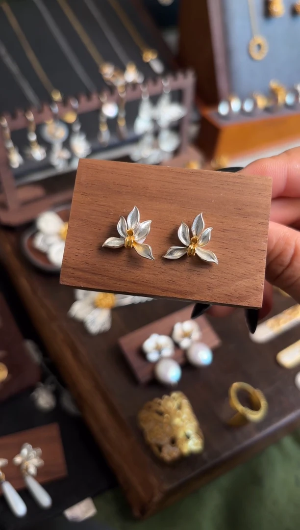 无925银青山玉泉兰花耳钉（花镀）终不似金银首饰