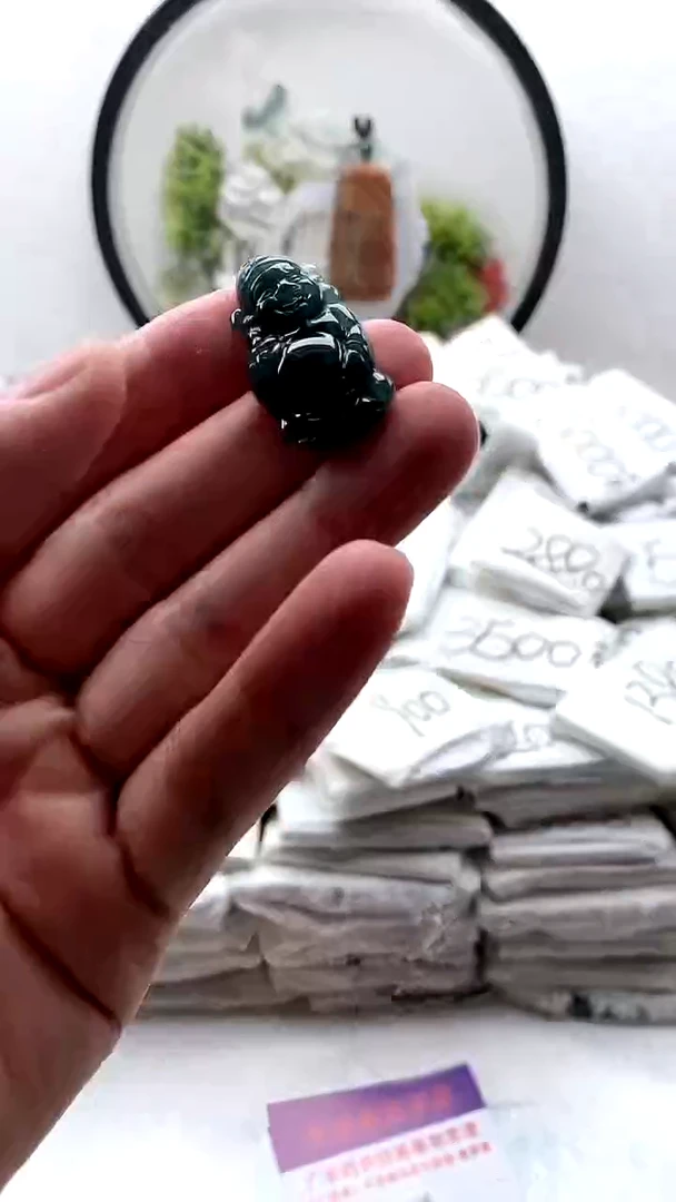 翡翠未镶嵌颈饰小财神
