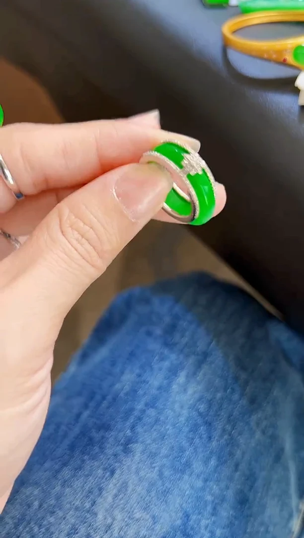 颈饰18K金镶嵌翡翠戒圈