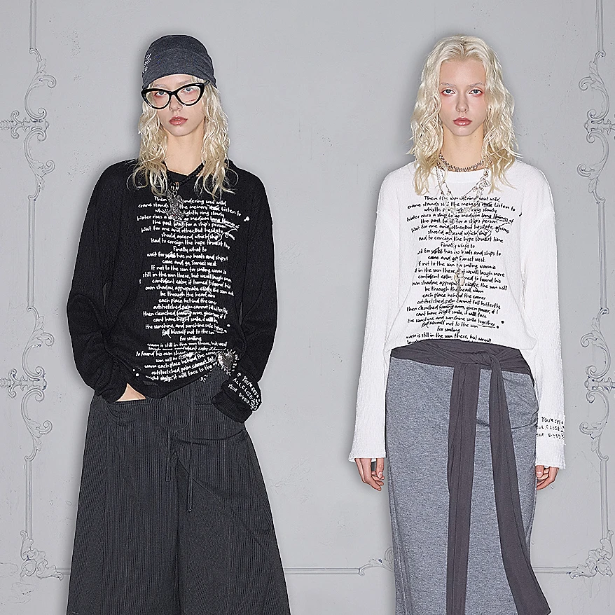 ROCAWEAR新品 褶皱肌理感字母标语印花贴布长袖T恤