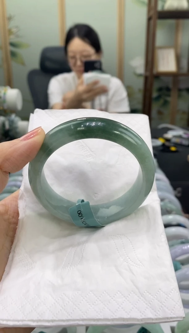 翡翠手镯未镶嵌东****年00002305