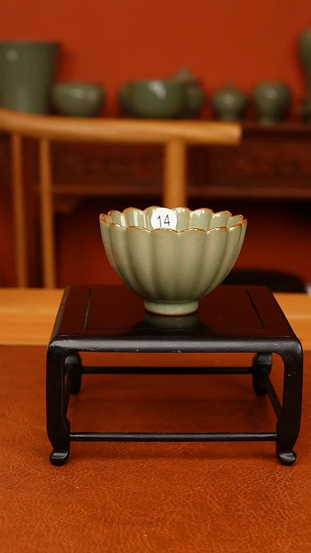 越窑秘色瓷菊瓣杯小微瑕