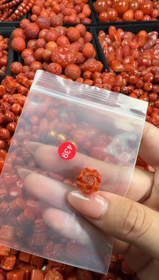 南红玛瑙未镶嵌颈饰1