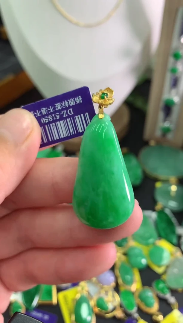 翡翠18K金镶嵌颈饰挂件