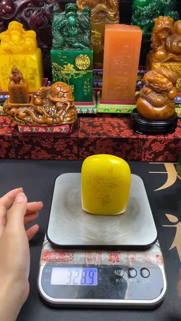 寿山石印石鸡油黄薄意雕随形 闲云