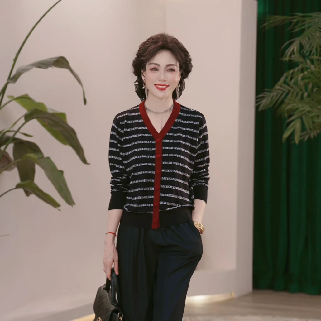 妈妈装秋装2025新款针织衫洋气上衣服气质中年女装休闲时尚小衫