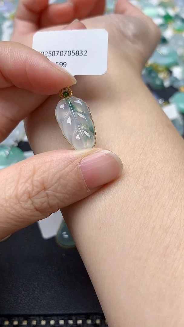 颈饰18K金镶嵌翡翠天然缅甸A货翡翠