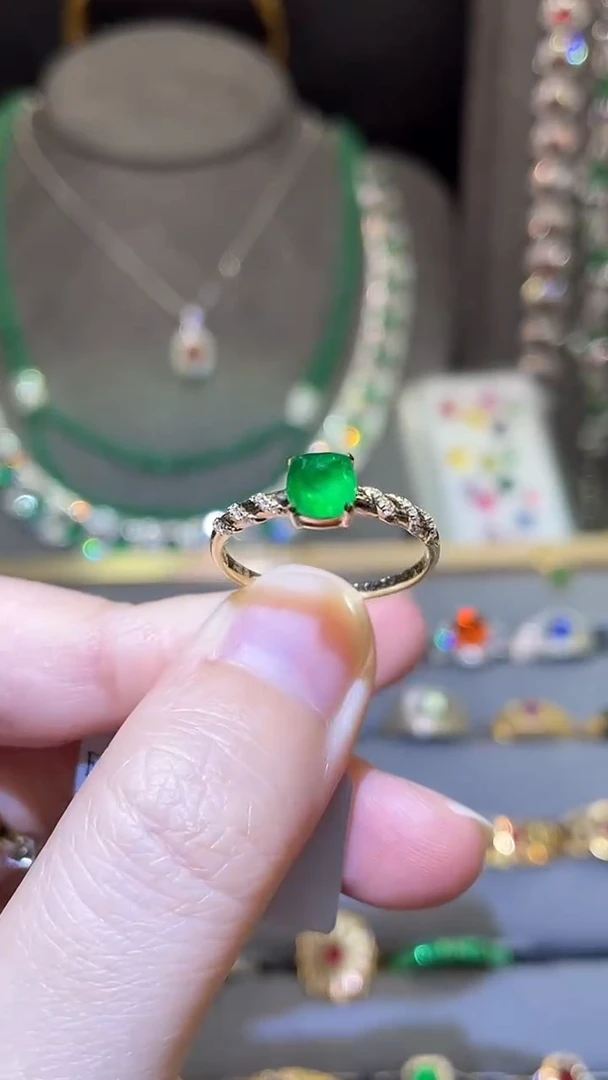 祖母绿戒指18K金镶嵌斯瓦特0.72ct