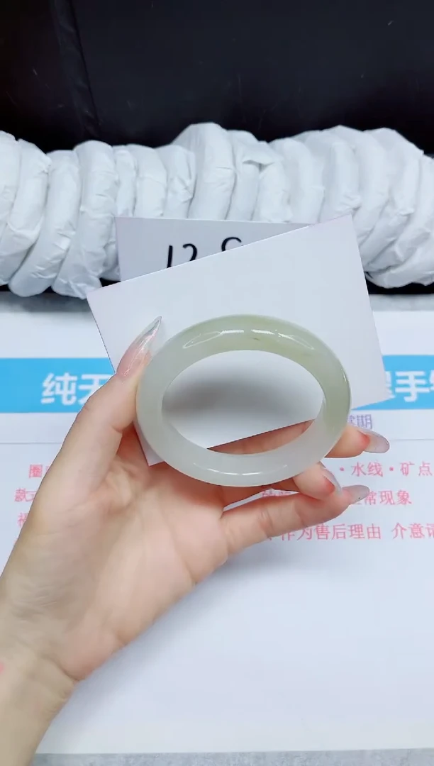 石英质玉手镯未镶嵌1.