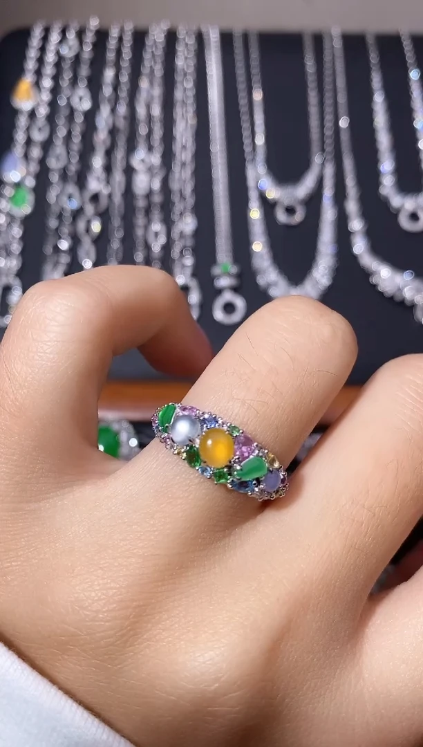 颈饰18K金镶嵌翡翠戒指