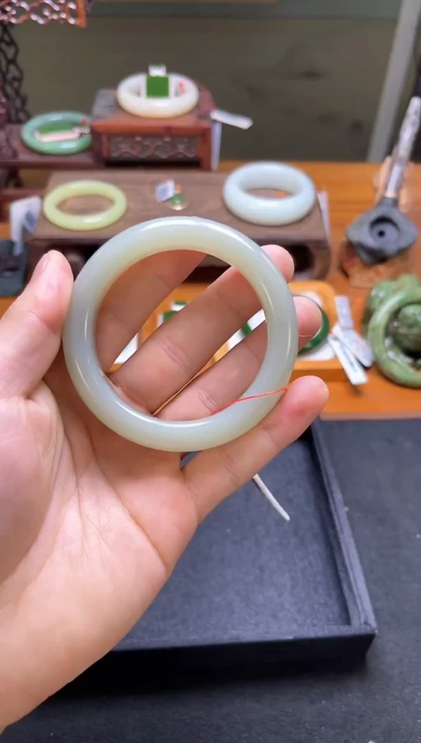 未镶嵌手镯和田玉且末青白 55+圈 1