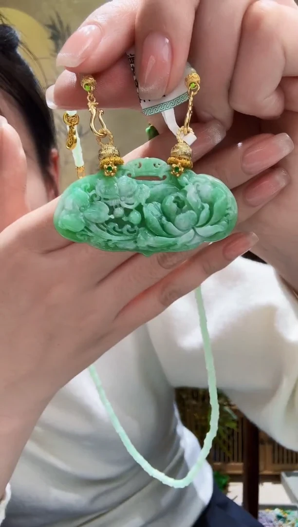颈饰未镶嵌翡翠吊坠