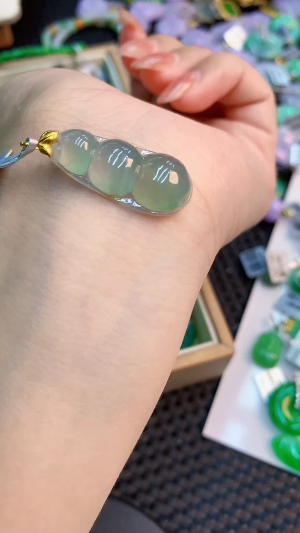 翡翠18K金镶嵌颈饰           1