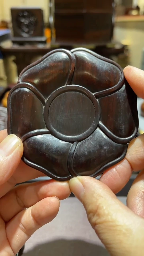 红酸枝木类精品木雕精工细作