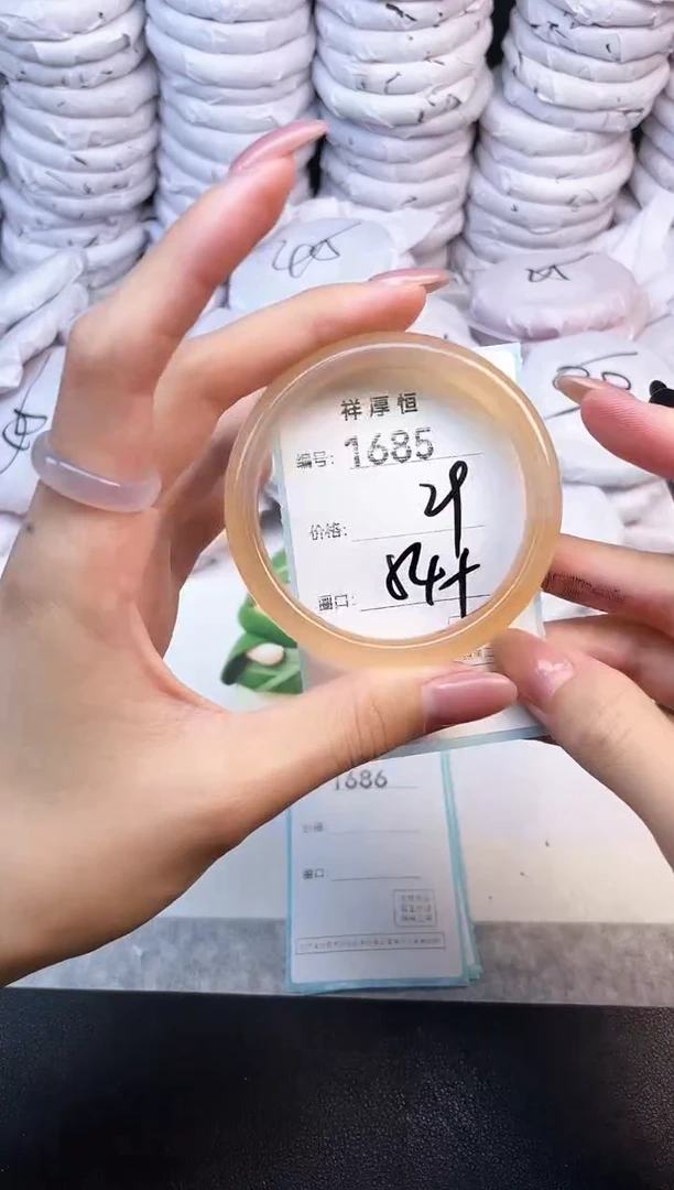 玛瑙/玉髓手镯未镶嵌1685