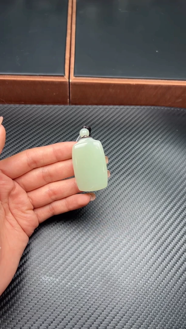 吊坠(赠链)未镶嵌和田玉且末微色差近矿吊坠S