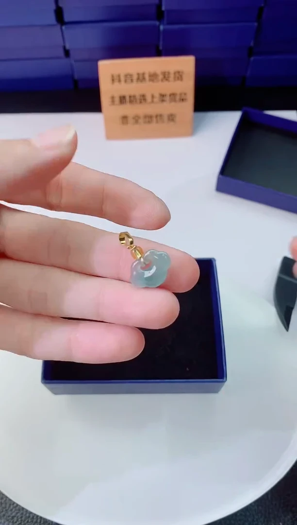 翡翠未镶嵌颈饰    `