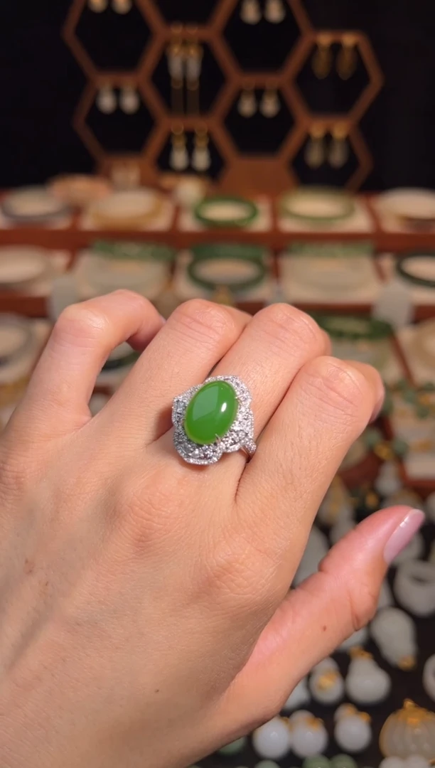 18K金镶嵌戒指和田玉精品