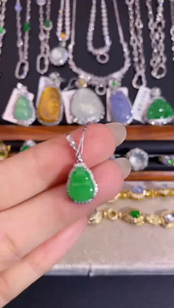 颈饰18K金镶嵌翡翠吊坠