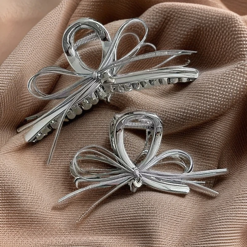 设计感银色蝴蝶结爱心吊坠抓夹女2025新款高级感发夹鲨鱼夹子发饰