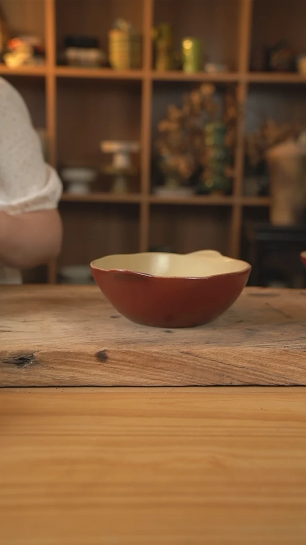 复古红色的双耳椭圆汤碗