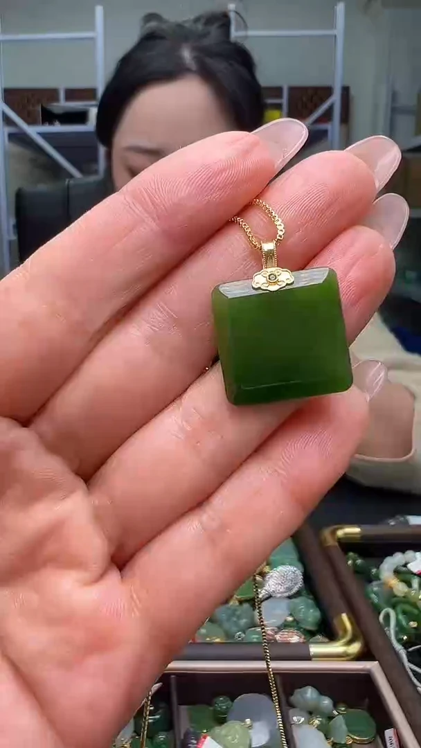 颈饰18K金镶嵌和田玉(多样性发货.发其一）11.10.44