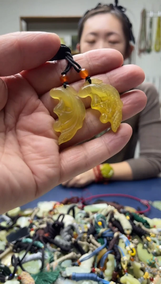 未镶嵌岫玉颈饰·