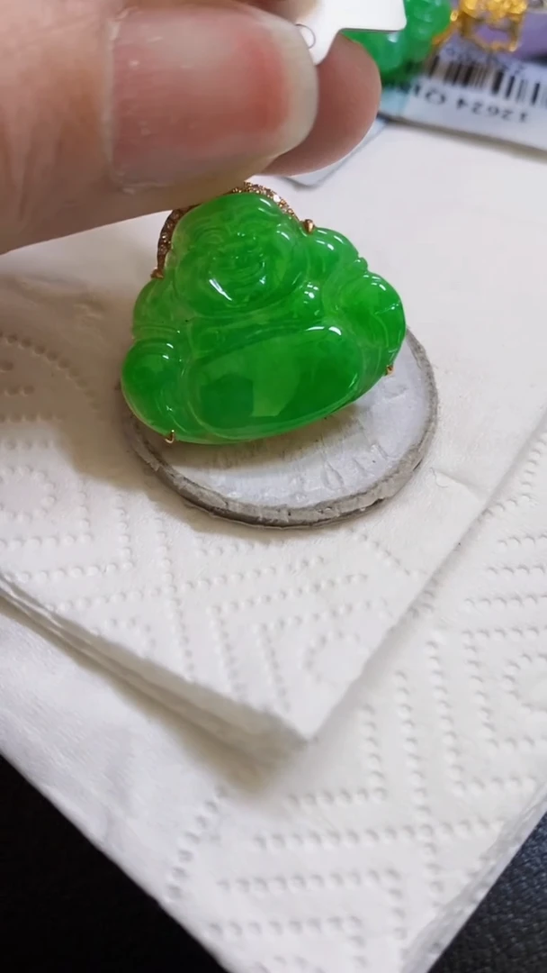 颈饰18K金镶嵌翡翠黄*榆黄佛