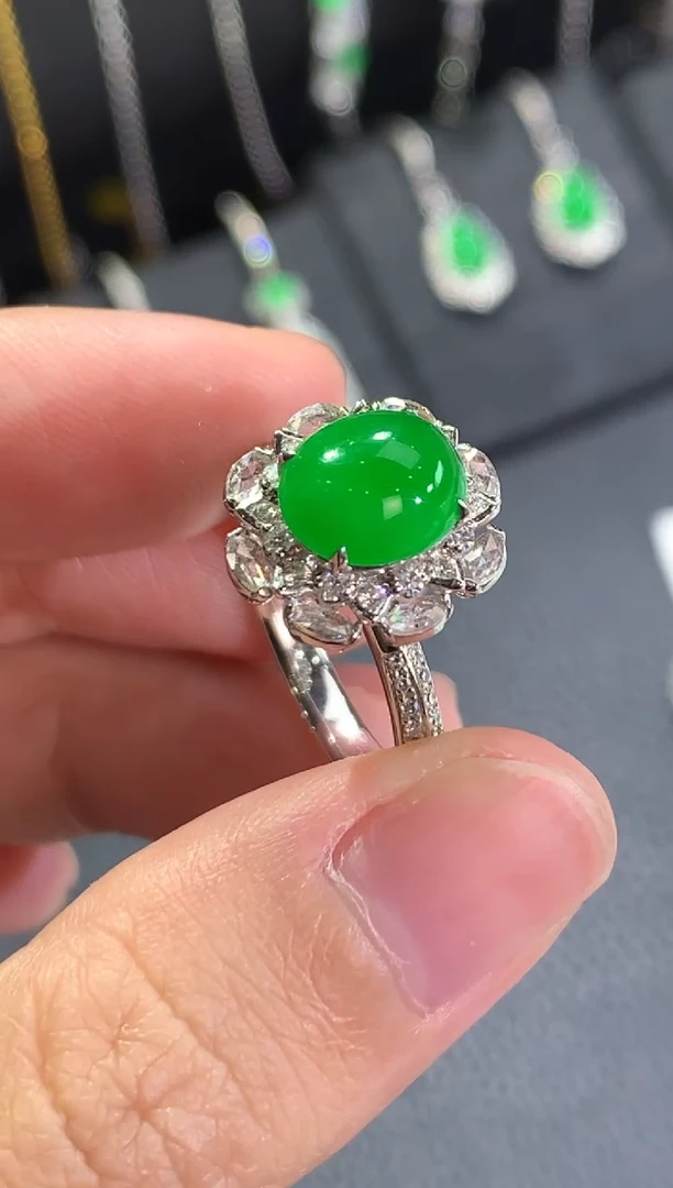 18K金镶嵌戒指翡翠绿蛋面戒指