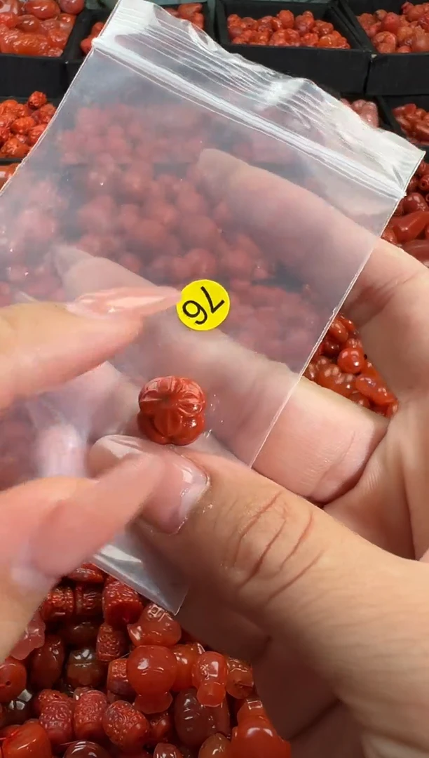 南红玛瑙未镶嵌颈饰1