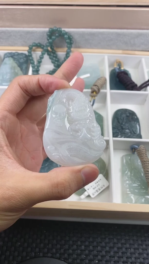 翡翠未镶嵌颈饰