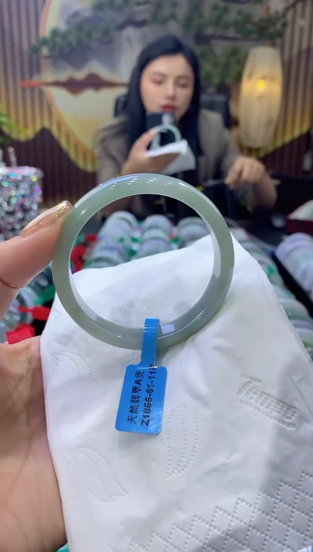 翡翠手镯未镶嵌多人09702