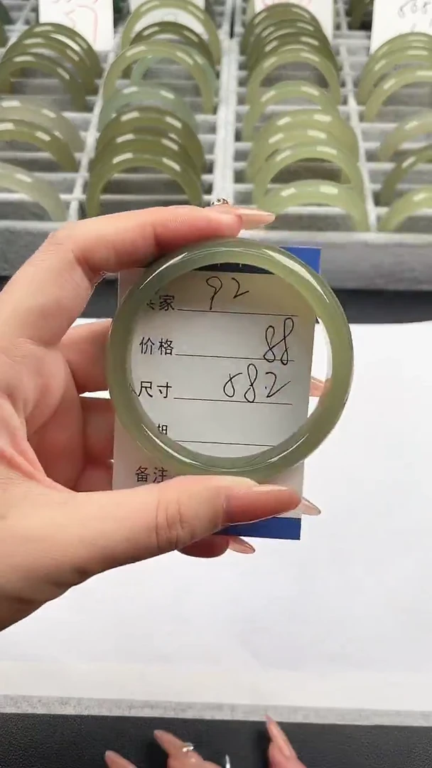 未镶嵌手镯石英质玉湖水绿