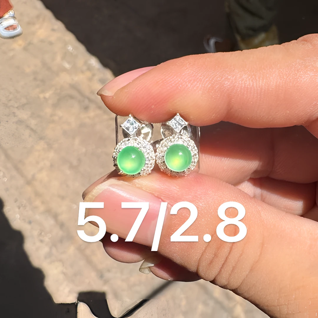 0915(小哪吒在源头)冰玻种翡翠炸光正圆木那绿耳钉干净荧光足M120
