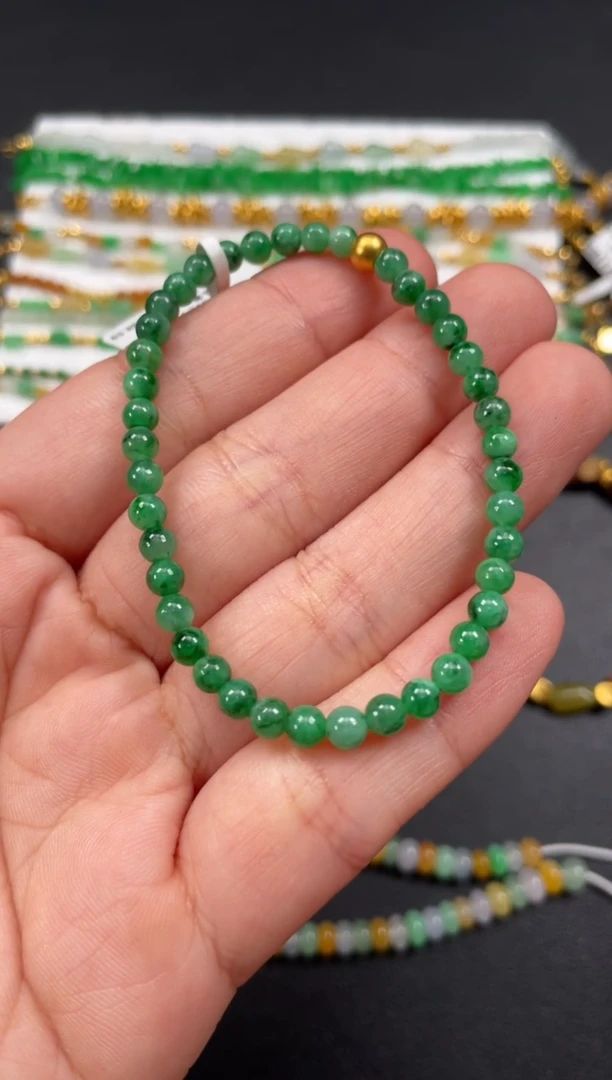 套链足金镶嵌翡翠一个  P186