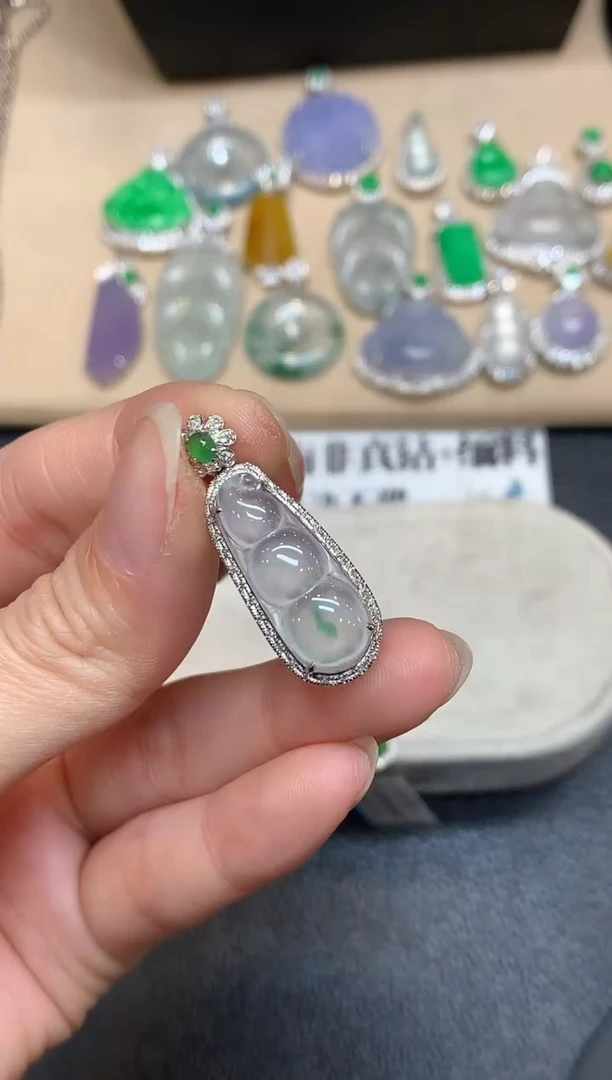 颈饰18K金镶嵌翡翠福豆【无服务费