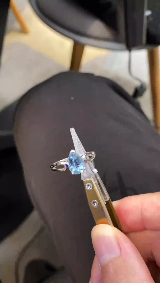 【闪购商品】海蓝宝石戒圈18K金镶嵌1.18ct水滴