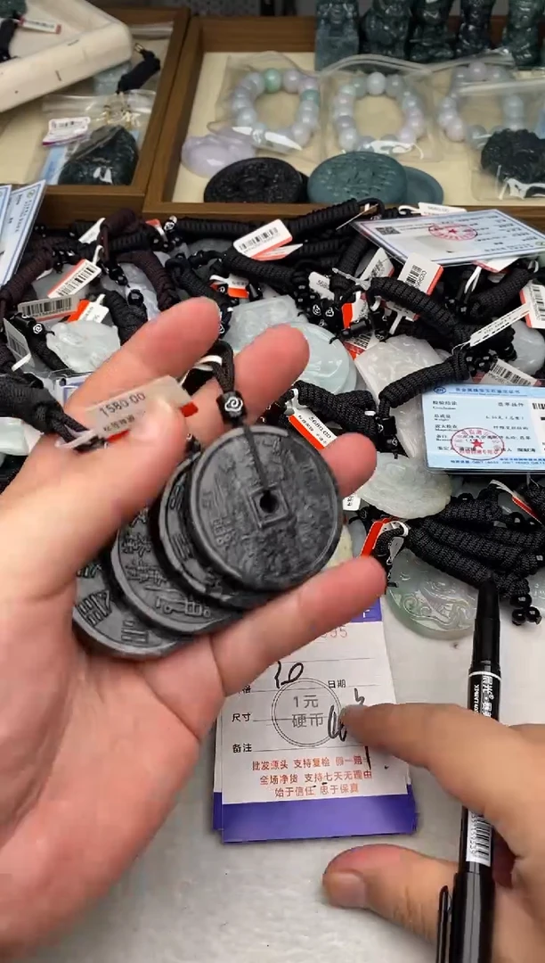 翡翠未镶嵌颈饰 多样性发其一