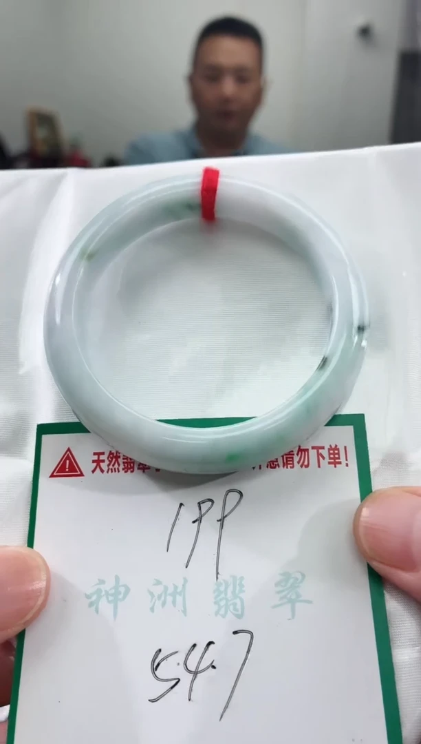翡翠手镯未镶嵌翡翠手镯