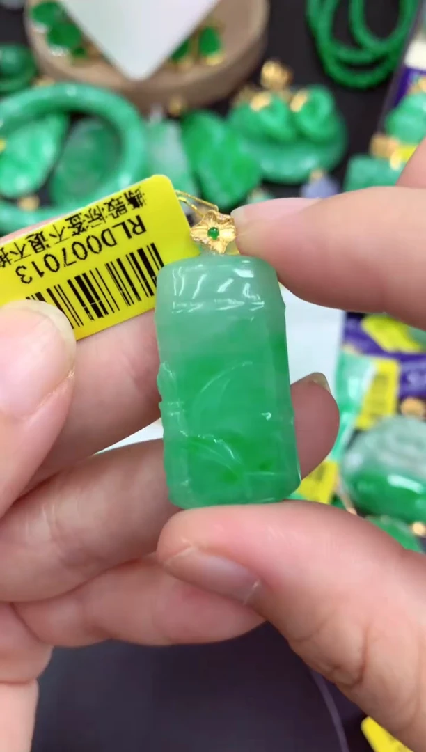 吊坠(不含链)18K金镶嵌翡翠挂件