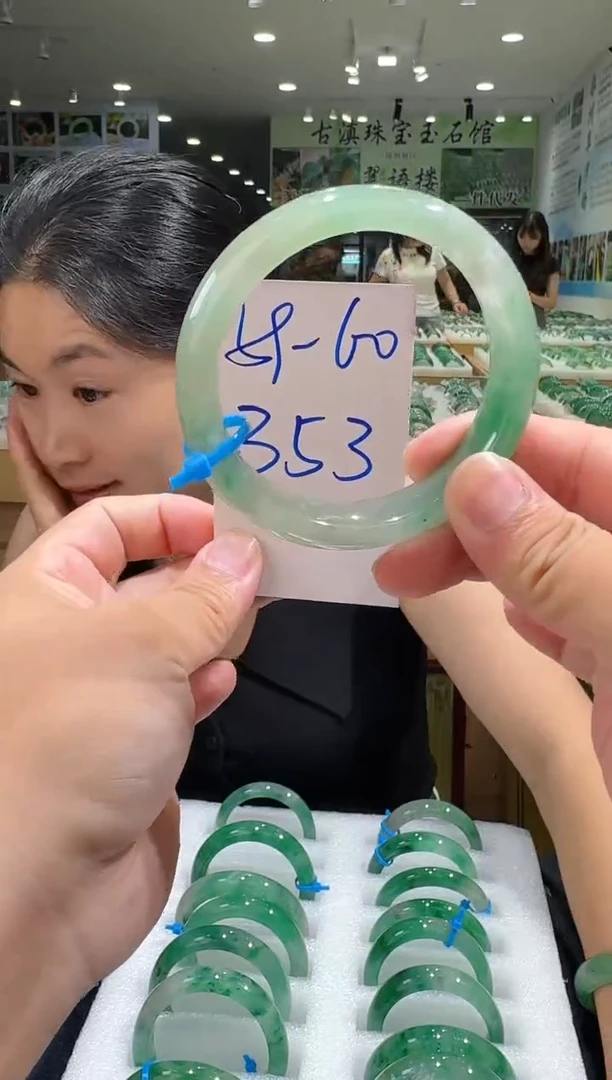 石英质玉（非洲翠）手镯未镶嵌天然冰飘花