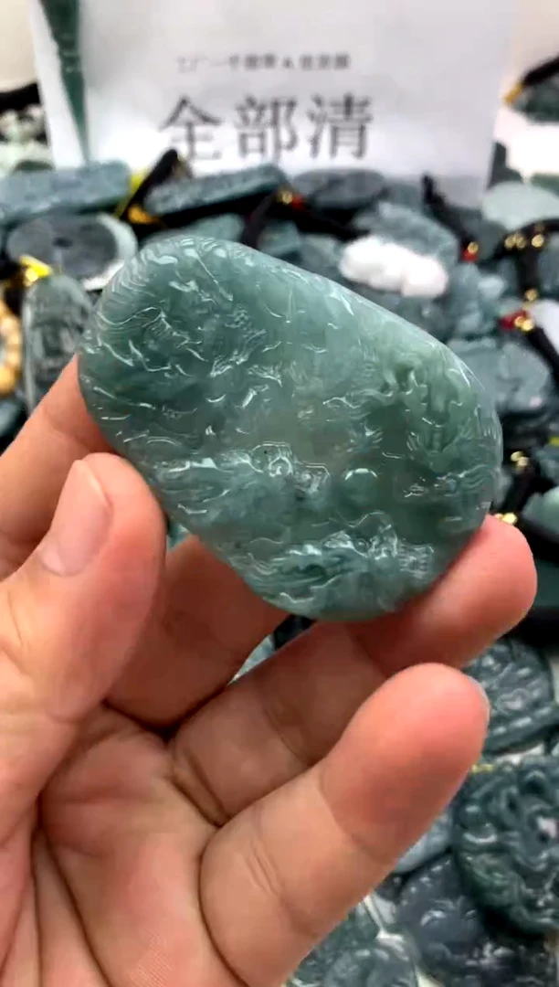 翡翠未镶嵌颈饰九龙