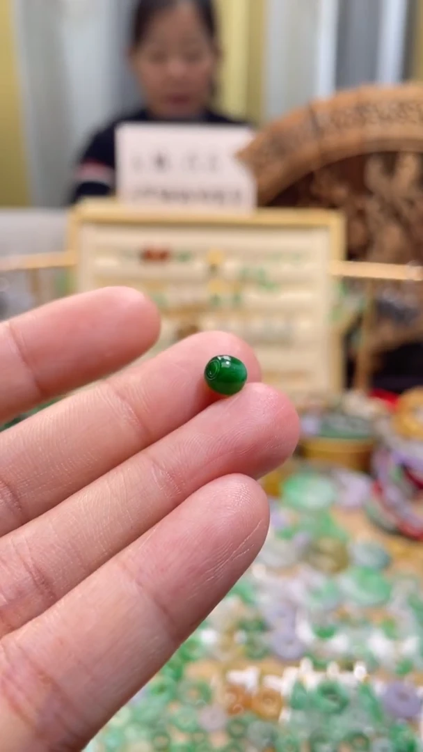 颈饰未镶嵌翡翠珠子