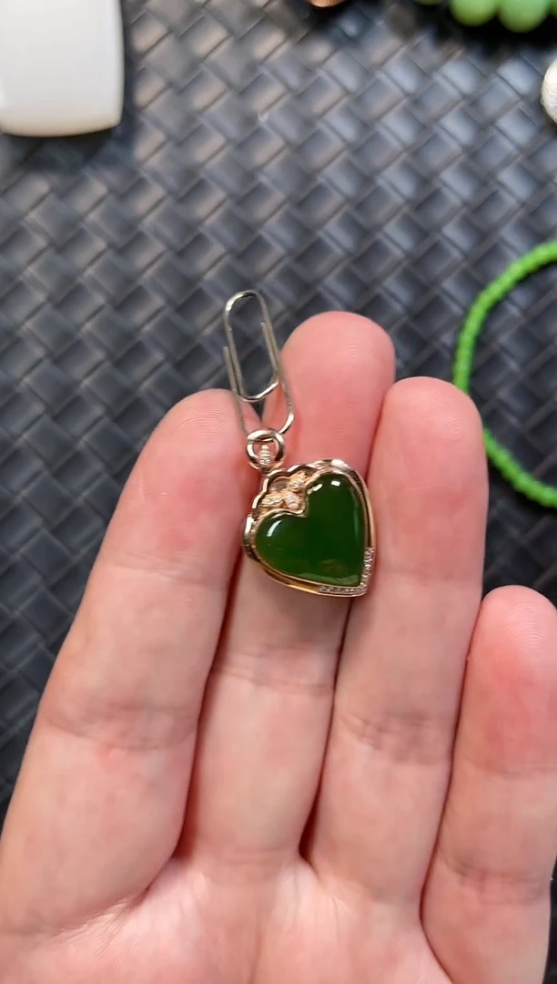 颈饰18K金镶嵌和田玉（碧玉）精品碧玉爱心吊坠